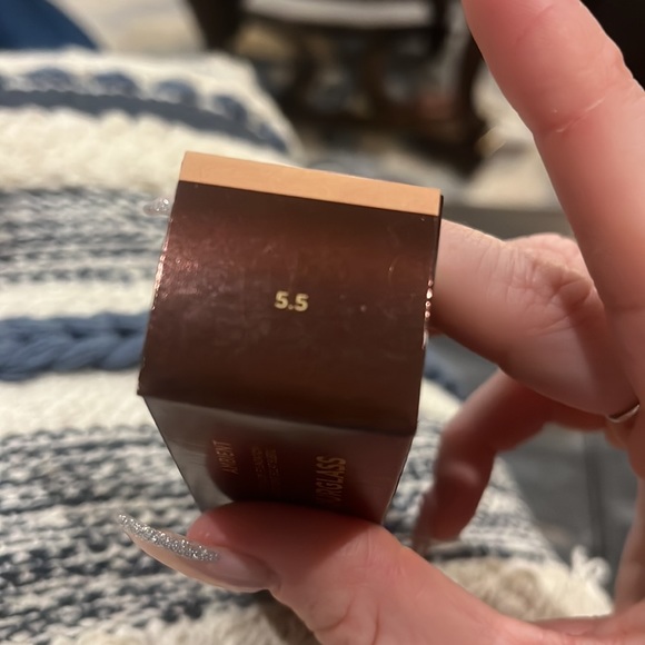 Brand new hourglass ambient foundation in shade 5.5 - Picture 5 of 6